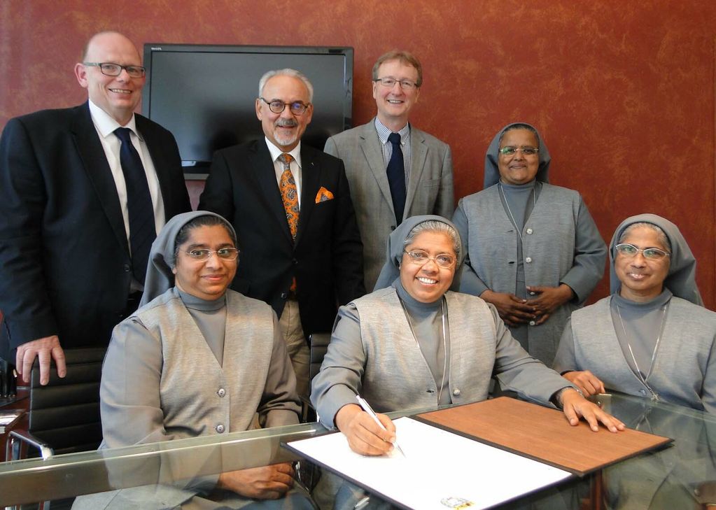 Empfang der Generaloberin der „Congregation of the Holy Familiy“ im Büro des Städteregionsrates: Generaloberin Mutter Udaya trug sich ins Goldene Buch ein.