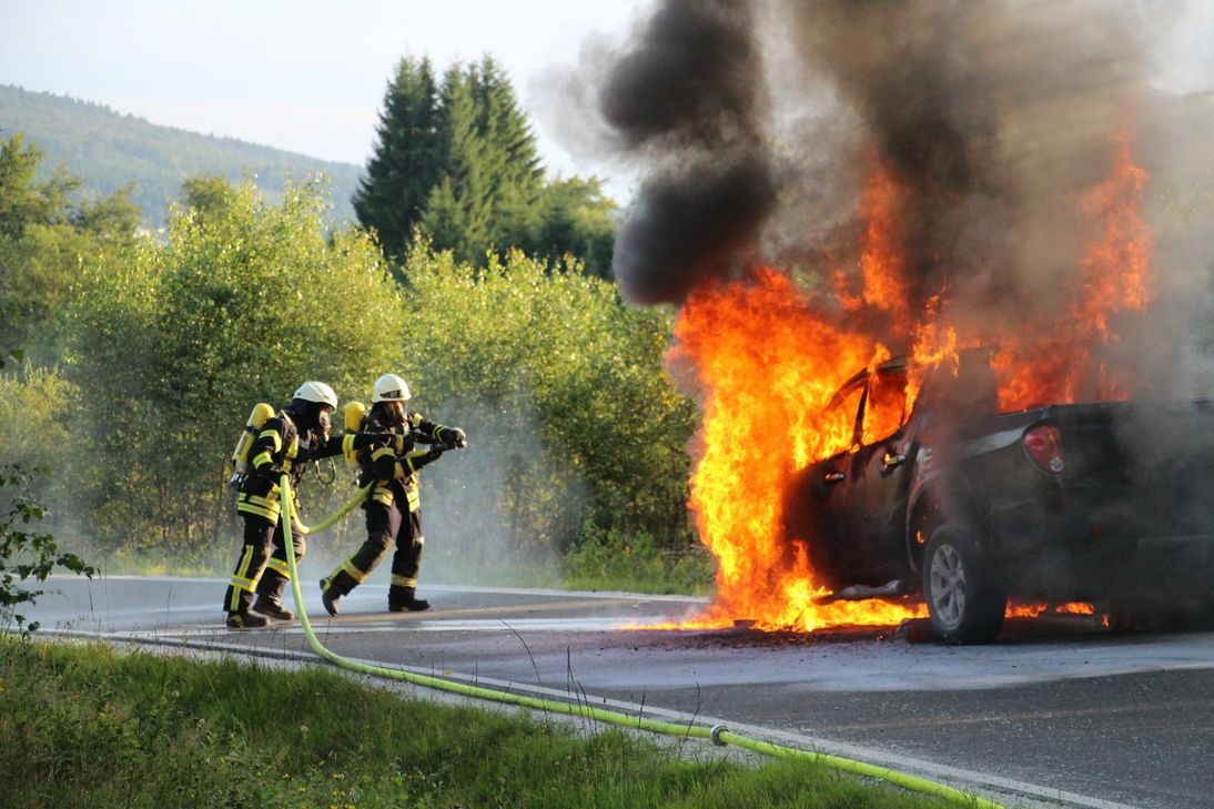 200 Meter von einer Stelle entfernt, wo sich auf der K 102 bei Hermeskeil am selben Nachmittag ein anderer Verkehrsunfall ereignete, hat laut Polizei ein Auto während der Fahrt im Motorraum Feuer gefangen. Der Fahrer blieb unverletzt. Foto/Video: Agentur Siko