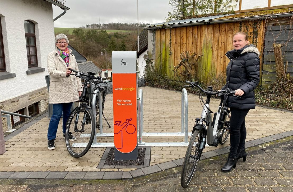 Nahmen gemeinsam die neue Ladestation für Elektrofahrräder in Schnellbach offiziell in Betrieb (v. l.): Ortsvorsteherin Dagmar Pera sowie Sabrina Kunz, Marketing & Brand bei Westenergie.