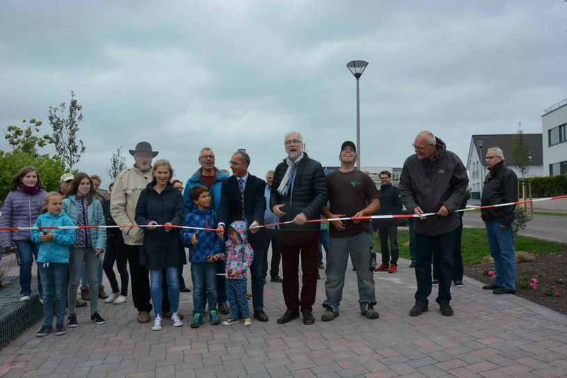 Das Band ist durchschnitten und der Platz am "Seif-Wald-Ring" damit auch offiziell freigegeben. Foto: VG Konz