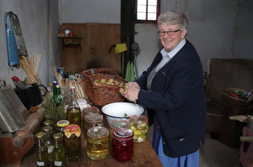 Äpfel weiß Hildegard Wolfgarten vielfältig zu verarbeiten – zum Beispiel als Marmelade, Mus oder einfach in Stücken. Fotos: Mager