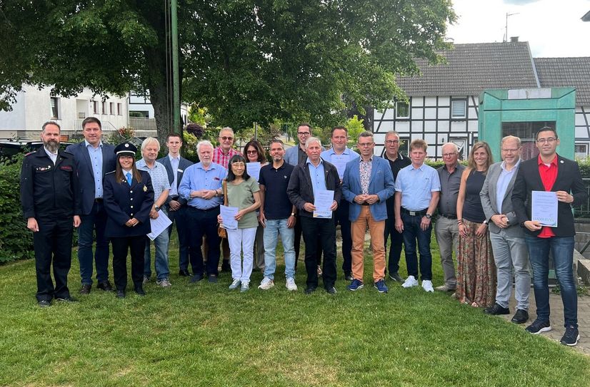 Am Konzener Dorfplatz wurden die Fördermittel aus dem Regionalbudget der LEADER-Region Eifel verteilt. Foto: T. Förster