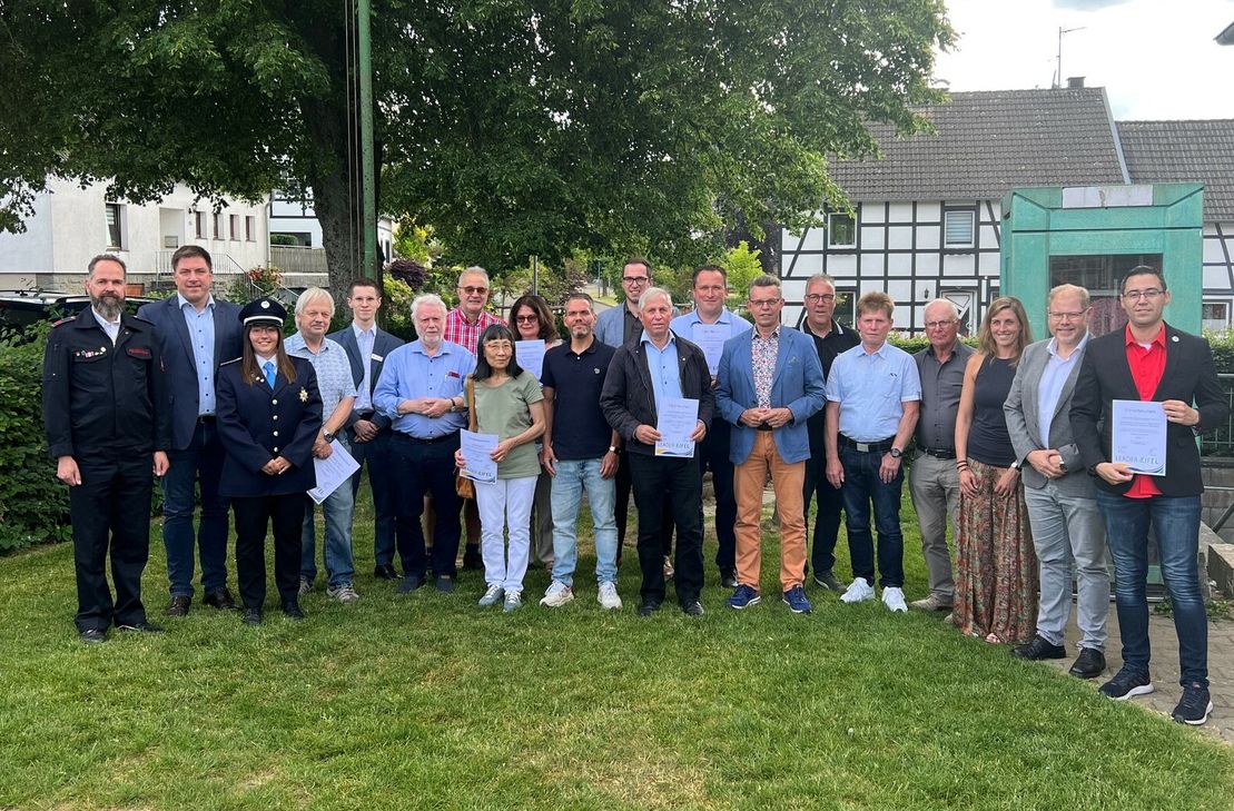 Am Konzener Dorfplatz wurden die Fördermittel aus dem Regionalbudget der LEADER-Region Eifel verteilt. Foto: T. Förster