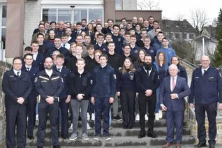 Gruppenfoto der neu verpflichteten Feuerwehrangehörigen vor dem Prümer Rathaus
(1. R. v. re.. Walter Faasen, stellv. Wehrleiter VG Prüm 
Bürgermeister Aloysius Söhngen; 
1. R. v. li.: Roland Houscht, stellv. Wehrleiter VG Prüm, Lars Eichten, BKI)