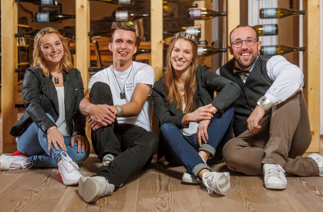 Gruppenfoto der Mittelrhein-Weinhoheiten 2023/24: (v.l.) Hannah Roos, Felix Kahl, Weinkönigin Julia Lambrich und Gero Schüler.