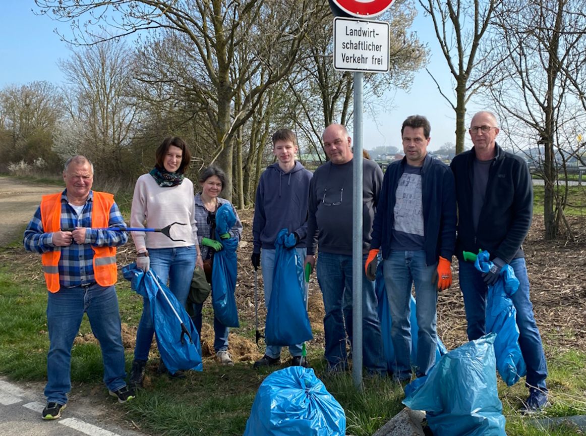 Insgesamt haben sich in diesem Jahr knapp 300 Bürger am Frühjahrsputz beteiligt. Diese Gruppe war beispielsweise in Nemmenich mit Greifzange und Müllsack unterwegs, um wilden Müll zu sammeln.