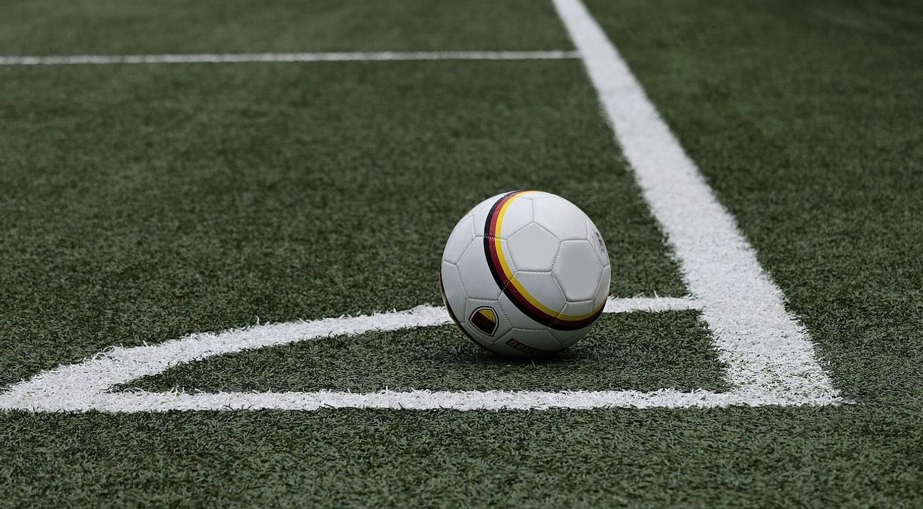Im Polcher Leo-Schönberg Stadion rollte der Ball (Symbolfoto).