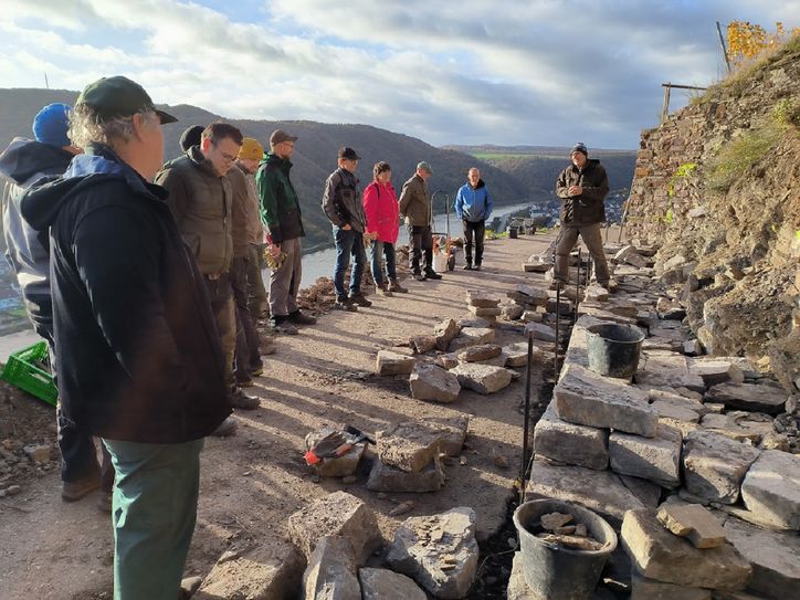 In Zusammenarbeit mit dem Dienstleistungszentrum Ländlicher Raum (DLR) Mosel bietet die Regionalinitiative "Faszination Mosel" mithilfe von LEADER-Förderung einen weiteren Trockenmauerbaukurs vom 22. bis 23. Februar 2024 (ganztägig) in Winningen für Winzer aus dem Weinanbaugebiet Mosel (einschließlich Saar, Ruwer, Sauer und Lieser) an.