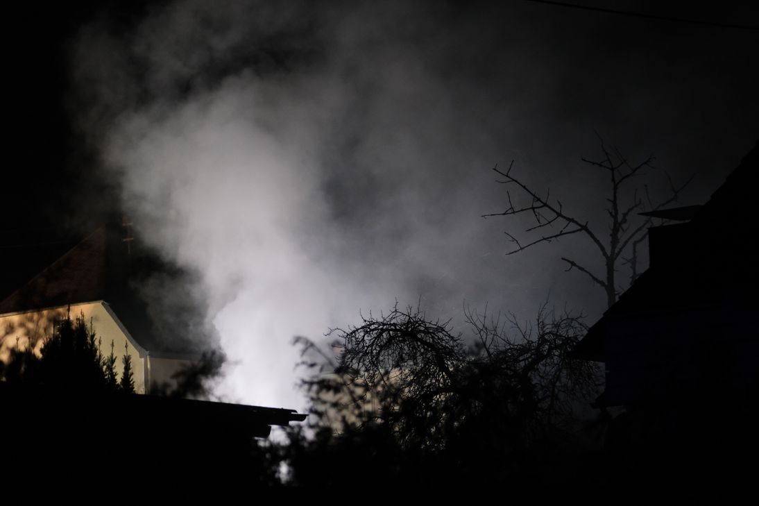 Das Feuer in der Gartenstraße war lange nach Mitternacht noch nicht komplett gelöscht.