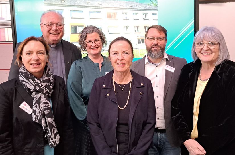 Marion Poh (ADD), die den Fachvortrag "Auf das Wie kommt es an" hielt, Helenenberg-Pastoralleiter Pater Otto Nosbisch, SDB, Valdocco-Schulleiterin Nadja Moll, "Sozialbürgermeisterin" Elvira Garbes (Stadt Trier), Helenenberg-Gesamtleiter Benedikt Quack und Alexandra Forster, ADD.