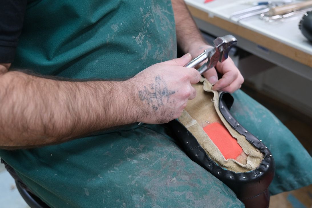 Die Hilfsmittel für einen Orthopädieschuhmacher haben sich seit Jahrhunderten nicht verändert. Ohne Hammer, Beißzange und Raspel geht nichts.