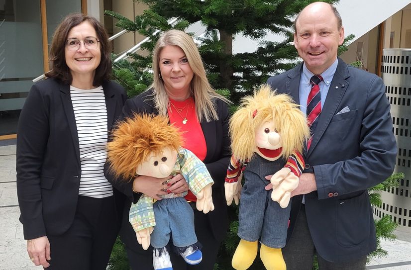 Bei einem Treffen mit dem ehrenamtlichen Johanniter-Regionalvorstand
Henning Otterson in Bernkastel haben die Verantwortlichen
der Sparkasse Mittelmosel einen Spendenscheck über 500 Euro für die Kindertrauergruppen Lacrima
übergeben: „Trauer ist ein sensibler Lebensabschnitt, gerade für junge Menschen. Wir freuen uns, dass
wir mit unserer Spende dazu beitragen können, dass die Johanniter noch mehr qualifizierte Begleitung
und sichere Anlaufstellen bieten können“, erklärt Kathrin Pitzen (Mitte), Sparkassen-Geschäftsstellenleiterin
Bernkastel-Kues, dabei zusammen mit der Referentin des Sparkassen-Vorstandsstabs Bettina Pellio.