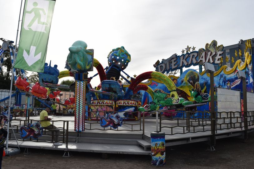 »Die Krake« ist nur eins von vielen rasanten Fahrgeschäften auf der Kirmes.