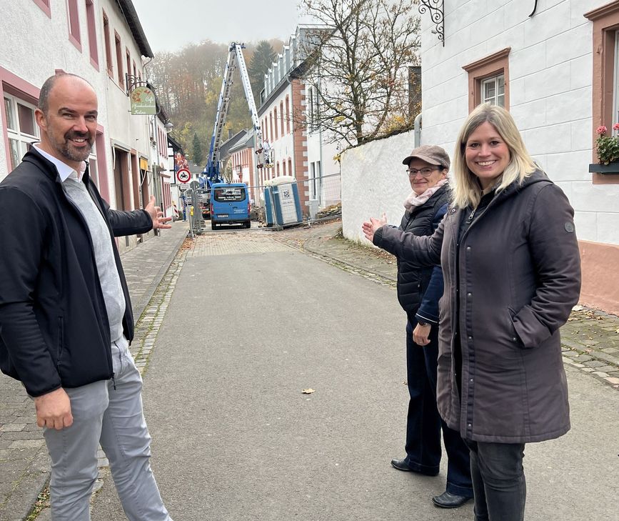 Guido Waters (li.), Carmen Heyner und Jennifer Meuren kurz vor der Freigabe der Ahrstraße. Der Baukran, der eine Sperrung notwendig machte, ist abgebaut und verschwunden.