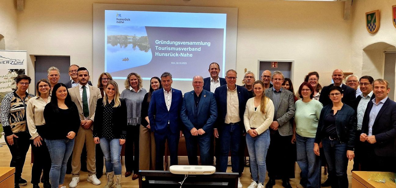 Unter der Leitung von Landrätin Bettina Dickes (9. v. l.) haben Bürgermeister und Bürgermeisterinnen und weitere Vertreter der Kommunen in Hunsrück und Nahe den Tourismusverband Hunsrück-Nahe gegründet.