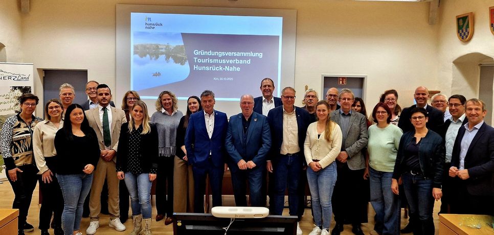 Unter der Leitung von Landrätin Bettina Dickes (9. v. l.) haben Bürgermeister und Bürgermeisterinnen und weitere Vertreter der Kommunen in Hunsrück und Nahe den Tourismusverband Hunsrück-Nahe gegründet.