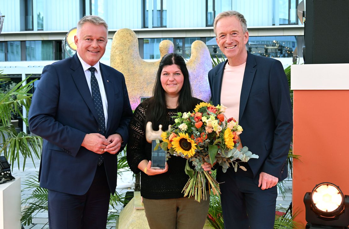 v.l.: Ministerpräsident RLP Gordon Schnieder, Karina Peters und Martin Seidler bei der Verleihung des Publikumspreis der "Ehrensache 2026" in Kaiserslautern.
