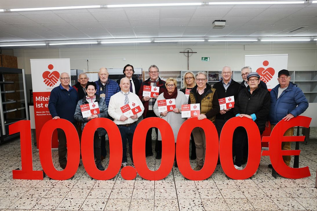 Vertreter der Tafeln aus der Städteregion freuen sich über die von Sparkassenvorstand Norbert Laufs überreichten Spenden. Foto: Andreas Steindl