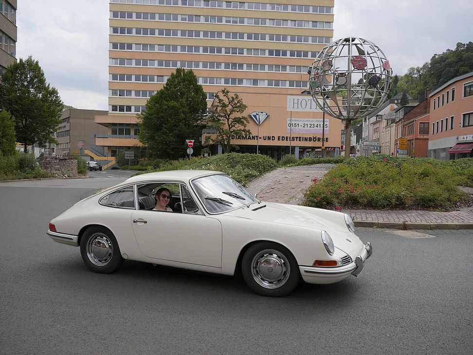 Nicht nur historische Porsche, sondern Oldtimer aller Bauarten und Baujahre werden unter dem Edelsteinkreisel zu bewundern sein.