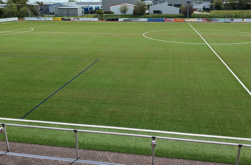 Der Kunstrasenplatz in Konzen ist nach dem Starkregen wieder bespielbar. Foto: Schmitz