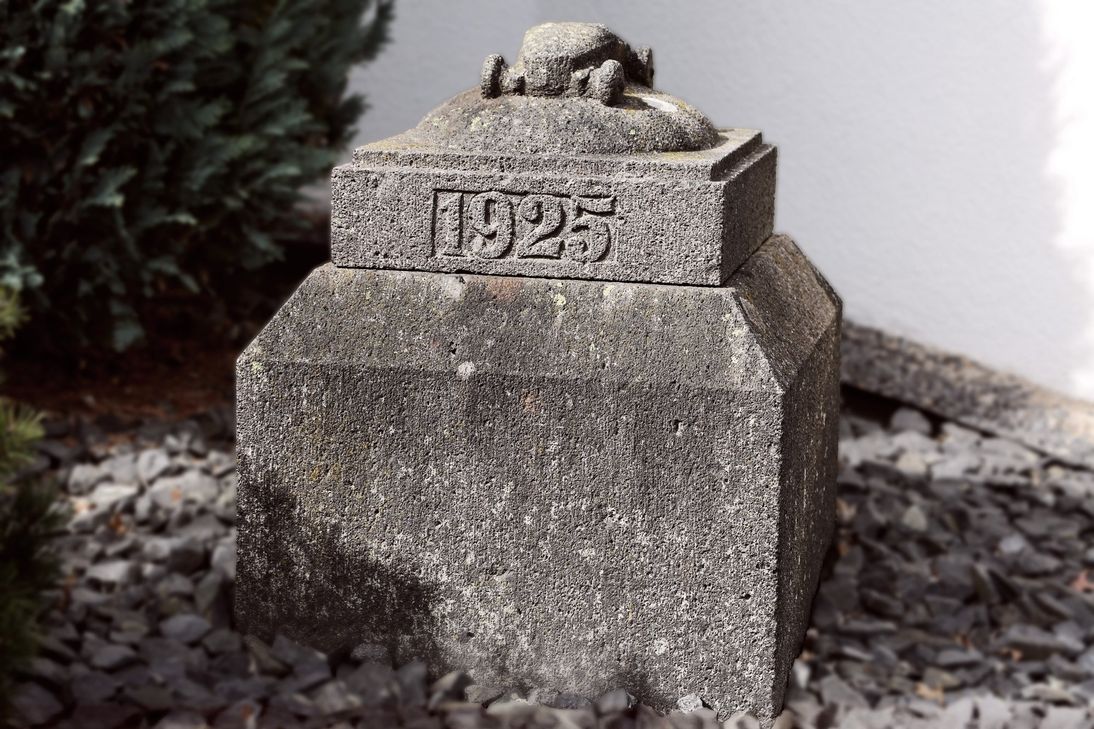 Der Grundstein des Nürburgrings wurde am 27. September 1925 gelegt und ist bis heute erhalten. Er befindet sich wenige Meter neben der Einfahrt zum Historischen Fahrerlager der Rennstrecke.