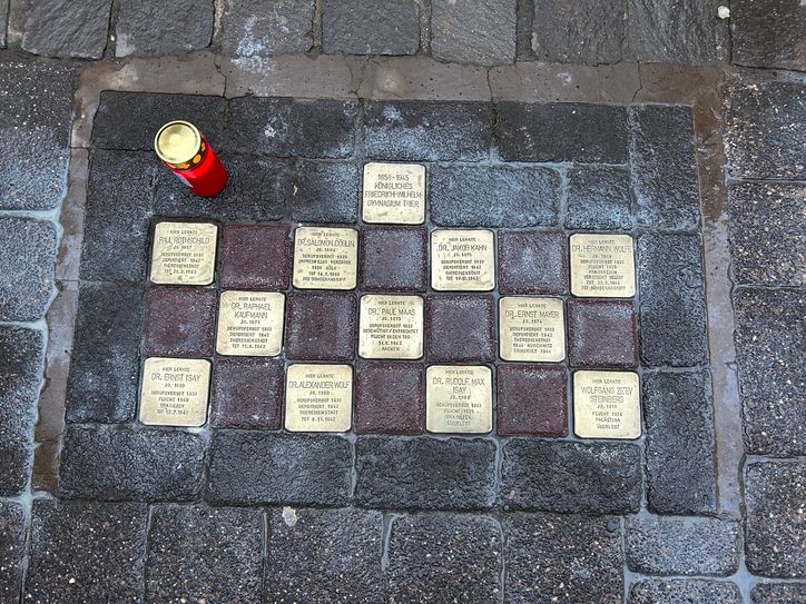 Vor dem Priesterseminar des Bistums Trier erinnern 18 Stolpersteine an Opfer des Nationalsozialismus, die am Friedrich-Wilhelm-Gymnasium bzw. am Priesterseminar gelehrt oder gelebt haben.