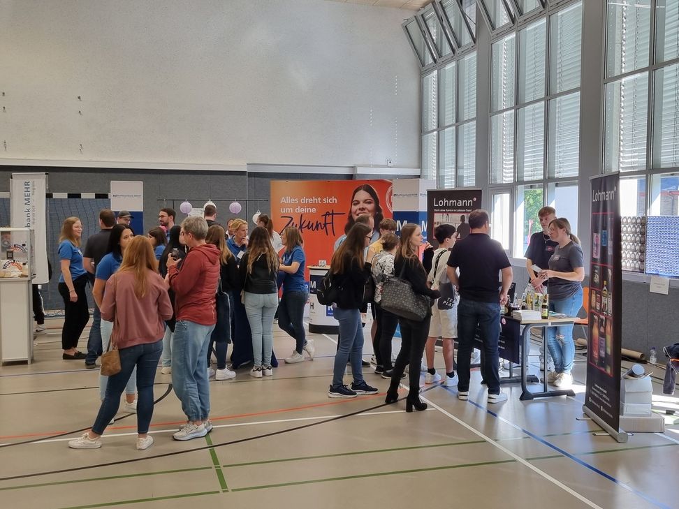 Rund 60 regionale Unternehmen präsentieren auf der 20. Berufs- und Ausbildungsmesse ihre Ausbildungs- und Studienangebote.