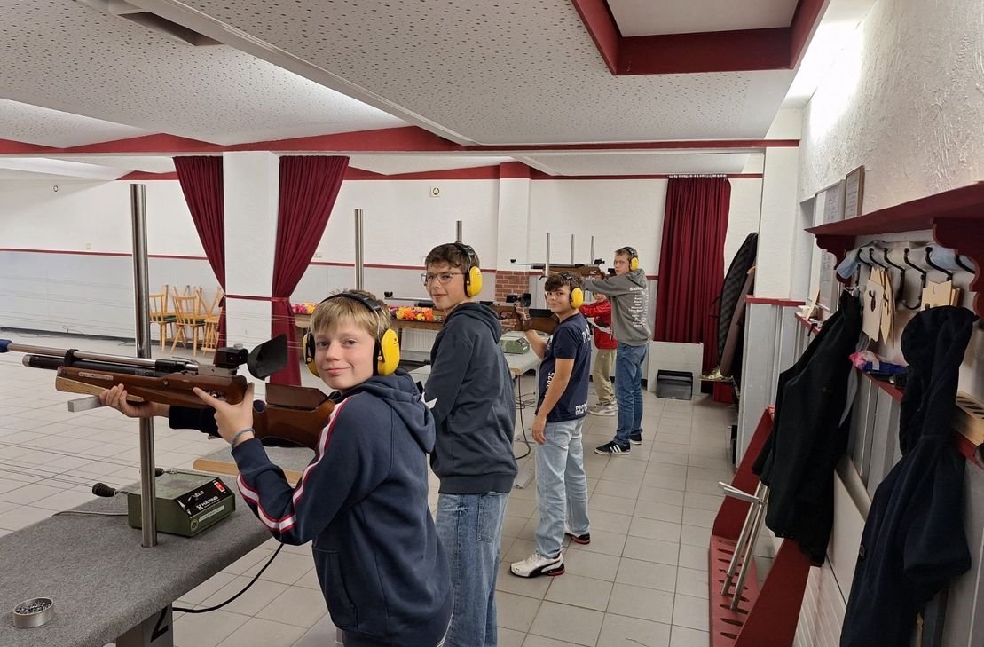 Schießtraining am Lasergewehr, Billard oder Tischkicker: Das Angebot der Höfener Schützen ist vielfältig.