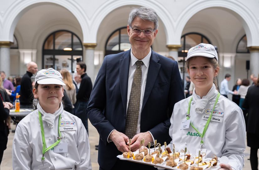 Der aus der Eifel stammende Bundesverkehrsminister Patrick Schnieder begrüßte die Europa-Miniköche in Berlin.