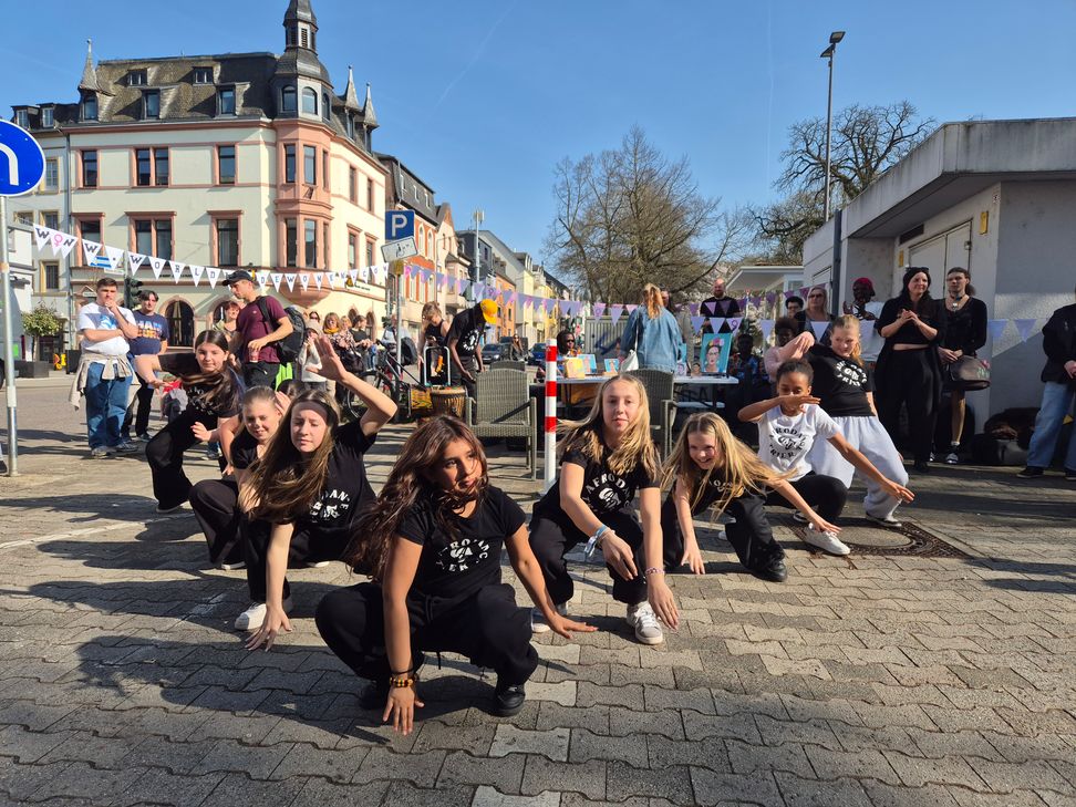 Ebenfalls am Sonntag fand am Künstlerhäuschen ein Tanz- und Sing-Flashmob statt.