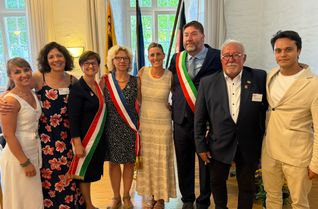 Strahlende Gesichter beim offiziellen Festakt zum Jubiläum der Städtepartnerschaft: Bürgermeisterin Dr. Carmen Krämer (4.v.r.) und Françoise Gonnet-Tabardel, Bürgermeisterin aus Bourg-Saint-Andéol (5.v.r.) mit den Delegationen aus Gaggiano und Albertirsa, sowie Hermann Mertens vom Partnerschaftskomitee.