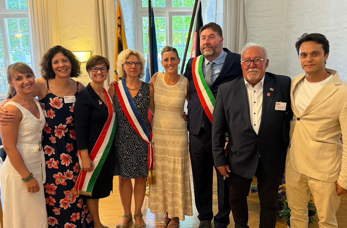 Strahlende Gesichter beim offiziellen Festakt zum Jubiläum der Städtepartnerschaft: Bürgermeisterin Dr. Carmen Krämer (4.v.r.) und Françoise Gonnet-Tabardel, Bürgermeisterin aus Bourg-Saint-Andéol (5.v.r.) mit den Delegationen aus Gaggiano und Albertirsa, sowie Hermann Mertens vom Partnerschaftskomitee.