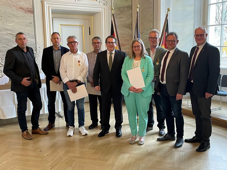 Der Präsident der Aufsichts- und Dienstleistungsdirektion ehrt im Rahmen einer Feierstunde Menschen, die sich in besonderer Weise bei der Flutkatastrophe in 2021 mit ihrer Hilfe und Unterstützung eingebracht haben.  Foto: ADD