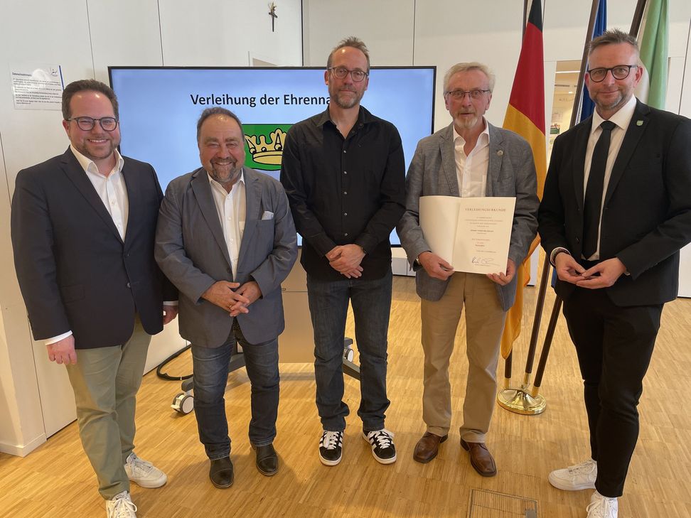 Gleich zweimal durfte VG-Bürgermeister Jörg Lempertz gratulieren: Fritz-Peter Hanke aus Thür und Bernhard Krayer aus Mendig.