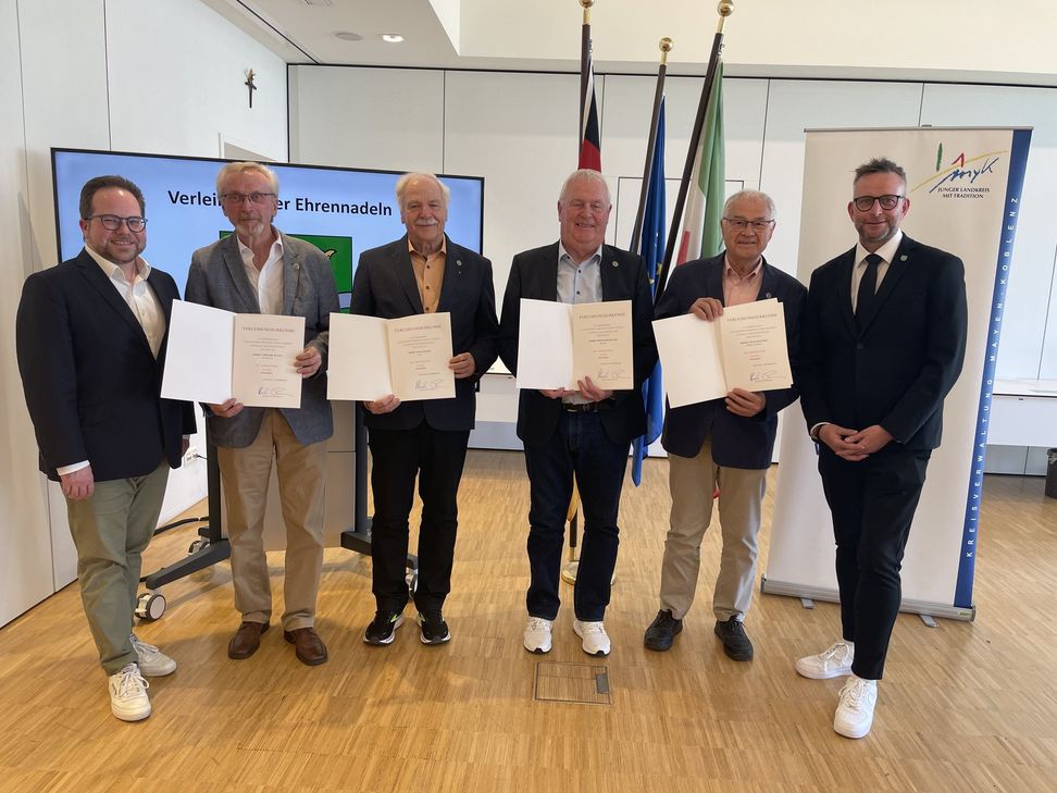 Auch VG-Bürgermeister Alfred Schomisch war gekommen, um Gerhard Degen aus Kirchwald zu gratulieren.