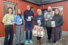 Vertreter von Weiss-Verlag und den Tourismus-Organisationen rund um den Nationalpark Eifel präsentieren den neuen Frezeitführer 2026.