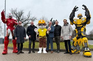 Frank Prömpeler (Beigeordneter der Gemeinde Simmerath, 5.v.l.), Beat und Urs Kaulard (Der Kaulard) bei der Präsentation des Programms zur 37. Euregio Wirtschaftsschau.