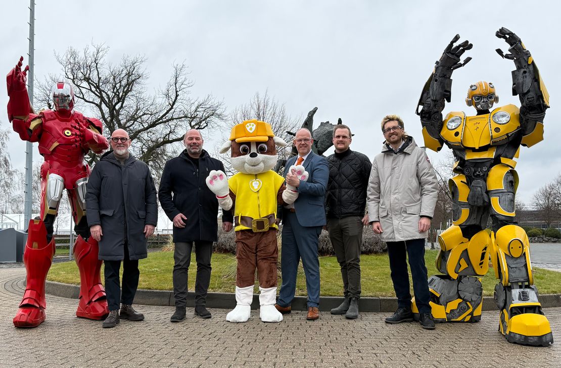 Frank Prömpeler (Beigeordneter der Gemeinde Simmerath, 5.v.l.), Beat und Urs Kaulard (Der Kaulard) bei der Präsentation des Programms zur 37. Euregio Wirtschaftsschau.