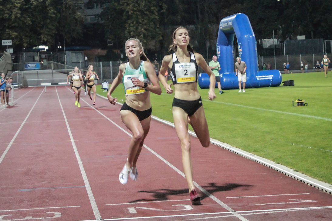 Millimeter-Entscheidung: Olivia Gürth katapultiert sich noch vor Kinga Krolik ins Ziel des 2000-Meter-Hindernislaufs.