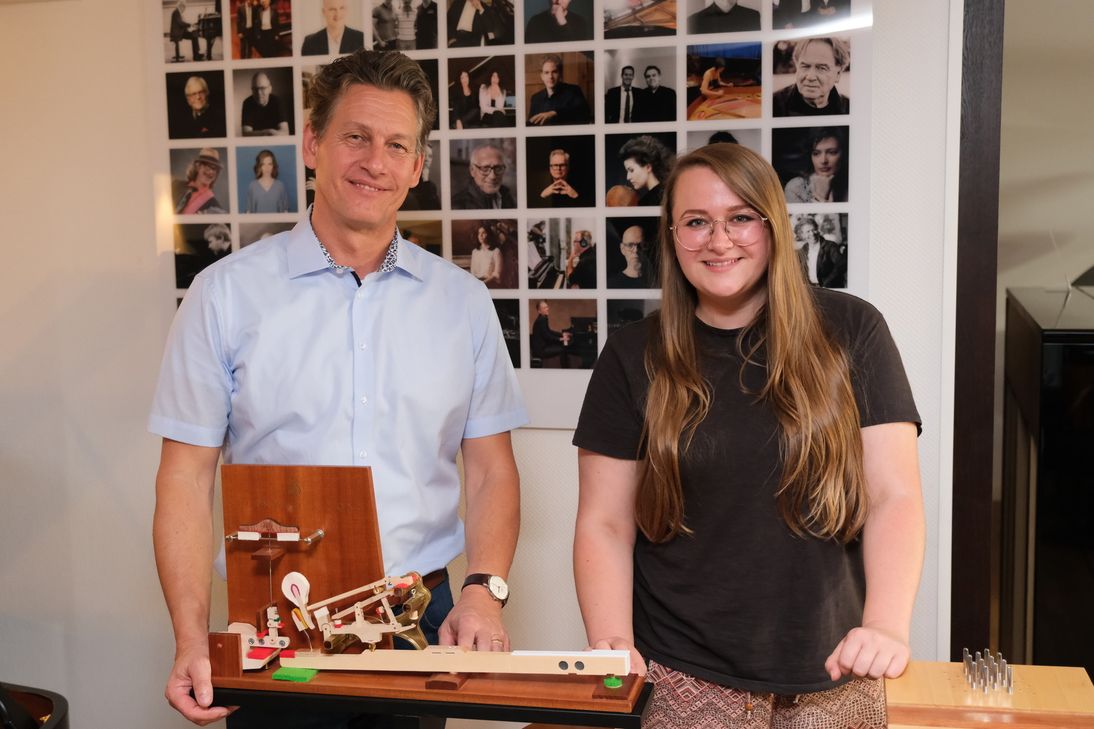 Im Pianohaus gibt Marcus Hübner, hier mit Marketingchefin Lena Kimmlinger, den Ton an.