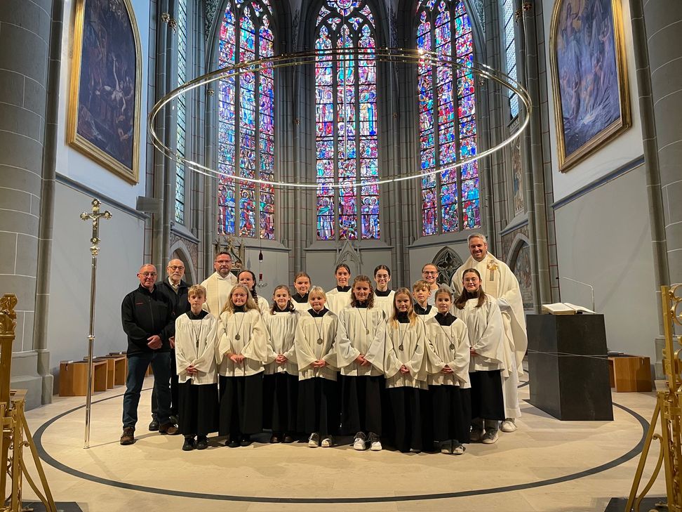Acht neue Messdienerinnen und Messdiener wurden in St. Laurentius feierlich in die Gemeinschaft aufgenommen.