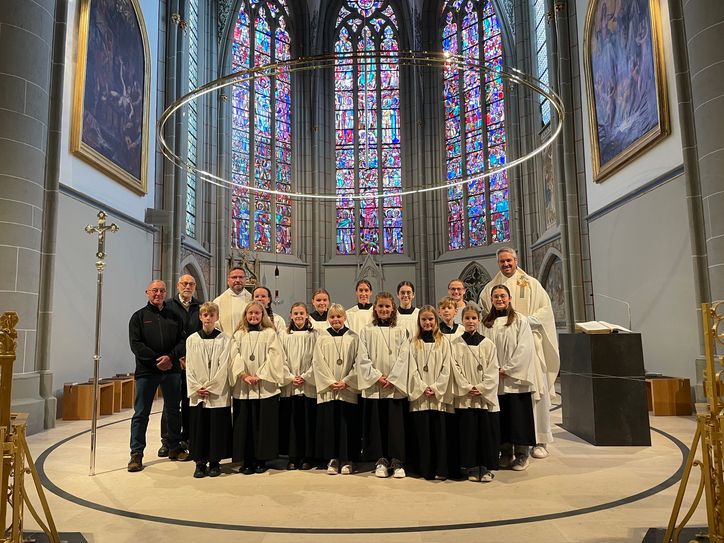 Acht neue Messdienerinnen und Messdiener wurden in St. Laurentius feierlich in die Gemeinschaft aufgenommen.