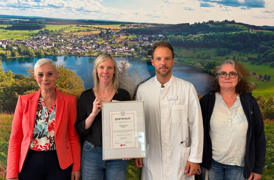 Freuen sich über die Zertifizierung der Chest Pain Unit, v. l.: Dagmar Wagner, kaufmännische Klinikleiterin, Carina Krämer von der Stabsstelle Digitalisierung und Pflegequalität, Dr. Mathis Jaskulsky, Sektionsleiter Kardiologie, und Ellen Thomas, Leiterin des Qualitätsmanagements.
