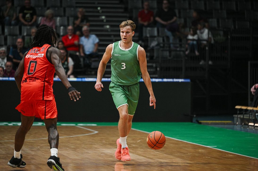 Neuzugang Jorke Aav mit der Nummer 3.