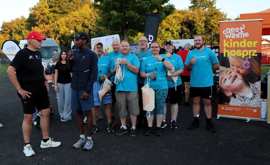 Samu Fitwi mit Moderator Alois Manstein und dem Team der Westeifel Werke.