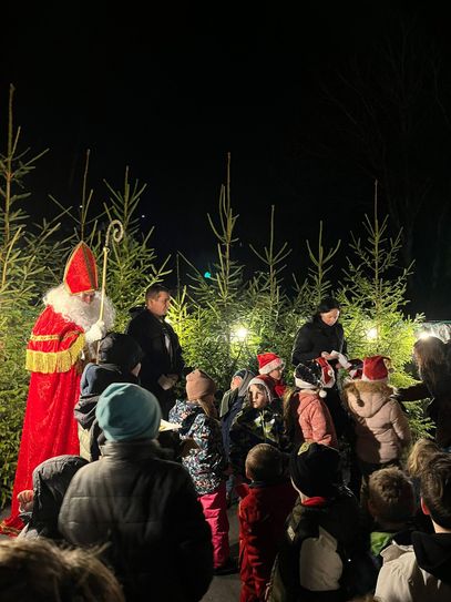 Der Nikolaus nimmt sich Zeit für jeden kleinen Gast und sorgt für leuchtende Augen.
