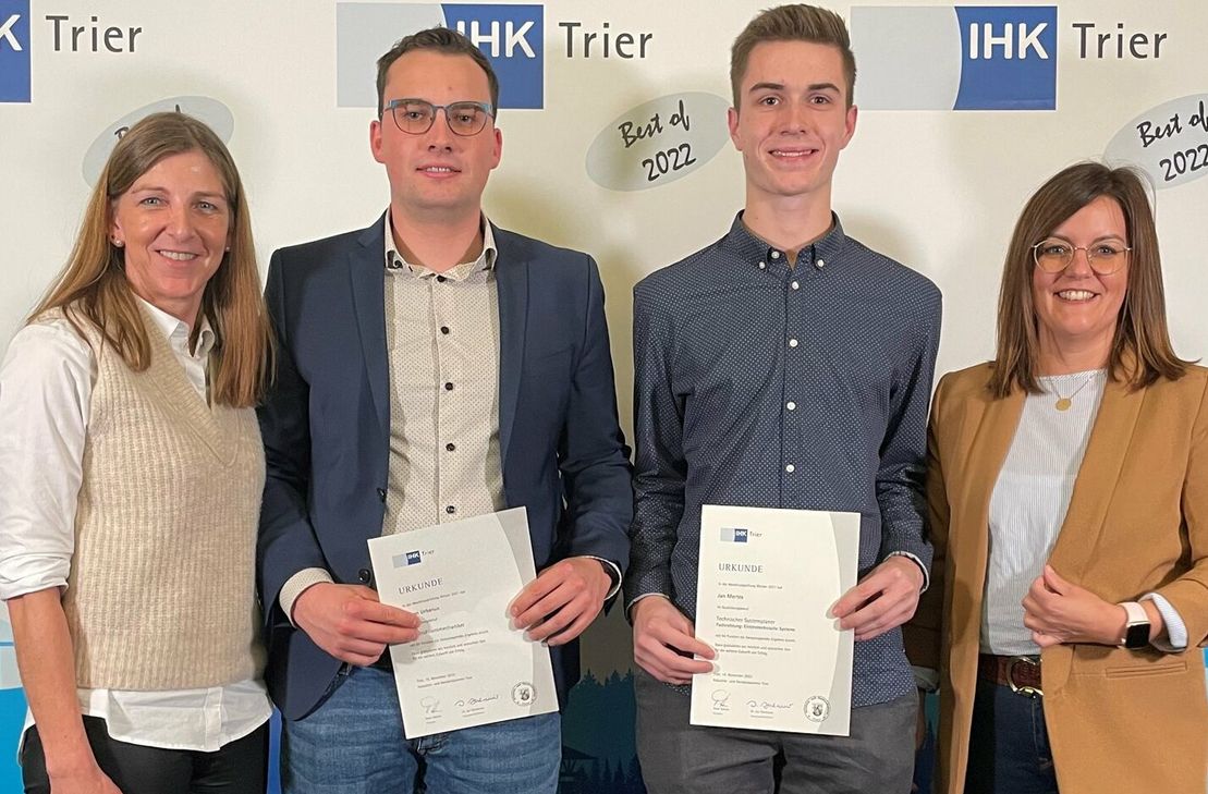 V.l.: Ausbildungsleitung Sabine Zahnen, Simon Urbanus, Jan Mertes und Personalleitung Helena Nickels.