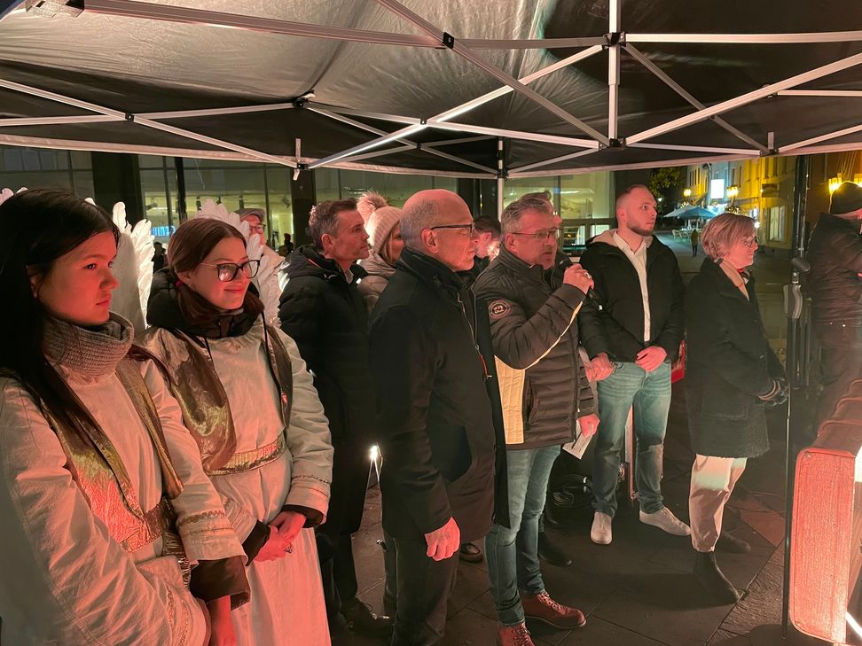 Jürgen Nett, Vorsitzender der MY-Gemeinschaft, verliest die Namen aller Gewinner/innen bei der Hauptauslosung auf dem Oktogon.