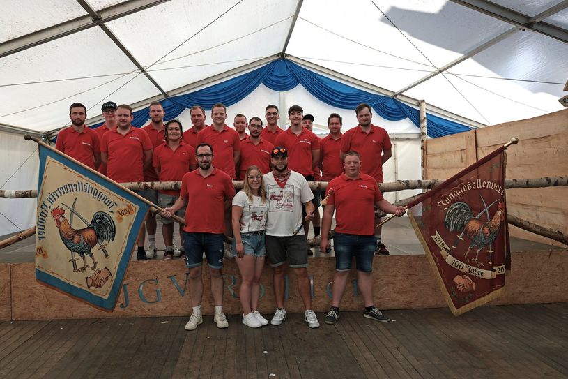 Der Junggesellenverein Rodder feiert das neue Hahnekönigspaar