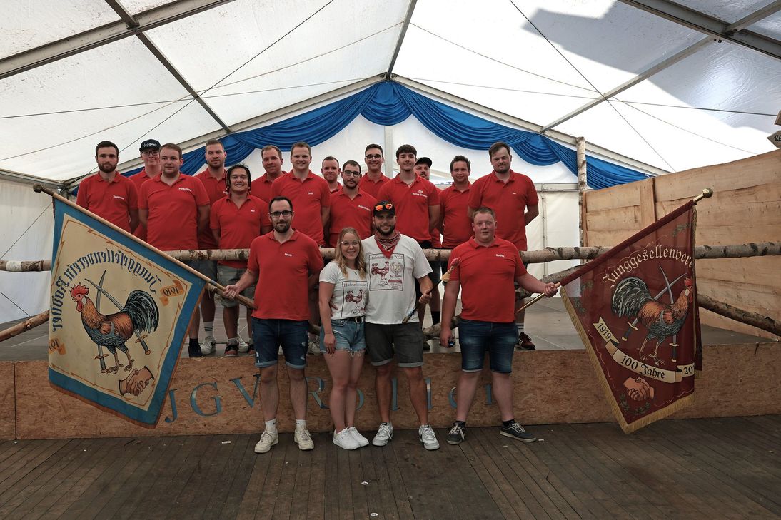 Der Junggesellenverein Rodder feiert das neue Hahnekönigspaar